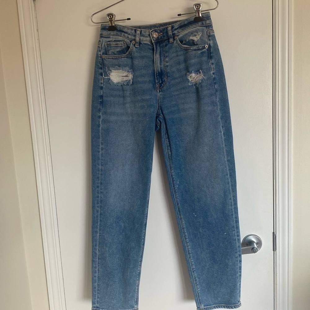 AMERICAN EAGLE, Distressed High Waist Stretch Size 4  tapered leg Jeans